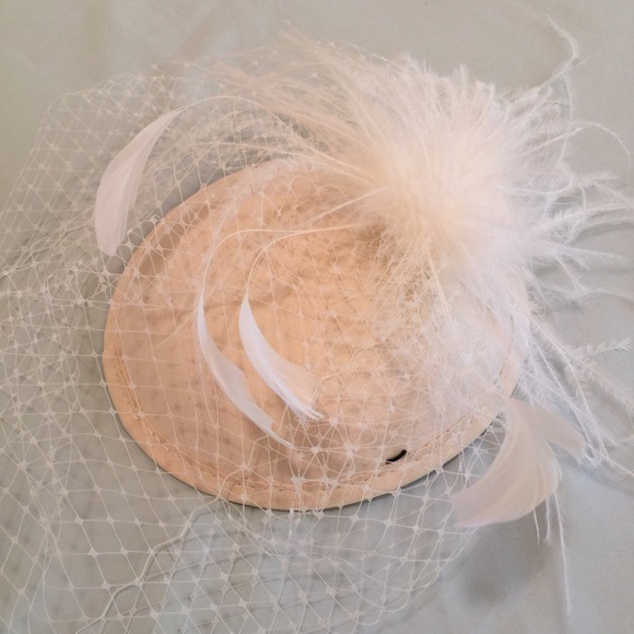 NWOT fascinator w/ veil and feathers main image 9